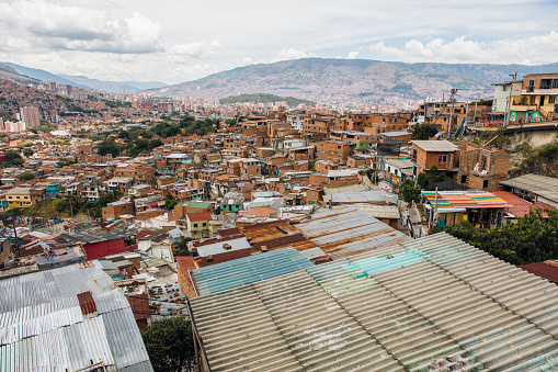 Casas en las colinas de la Comuna 13 en Medellín, Columbia photo
