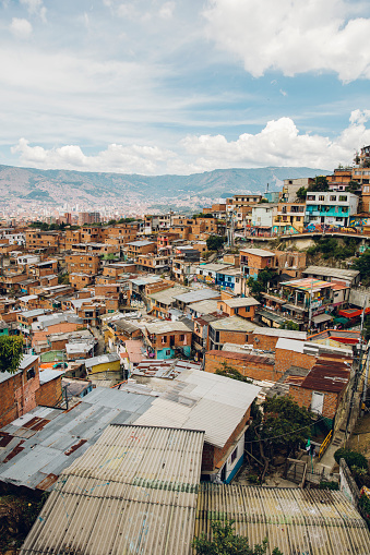 Casas en las colinas de la Comuna 13 en Medellín, Columbia photo
