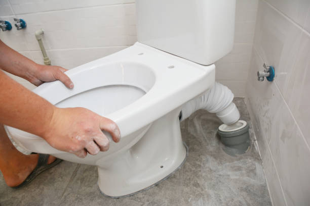 수리인 손 설치 수세식 화장실, 화장실 에 화장실 그릇 - 화장실 가정용 시설 뉴스 사진 이미지