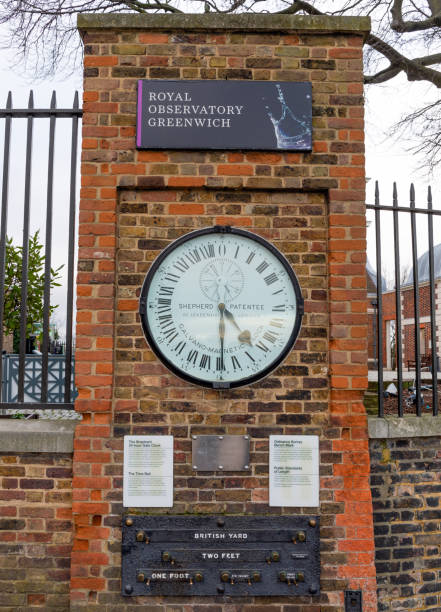 the shepherd gate clock at royal greenwich observatory, londres, royaume-uni. - royal observatory photos et images de collection