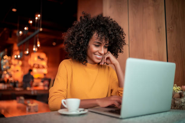 Young woman using a laptop at a coffee shop