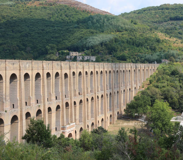 ancien caroline aqueduct en italie du sud - arc élément architectural photos et images de collection