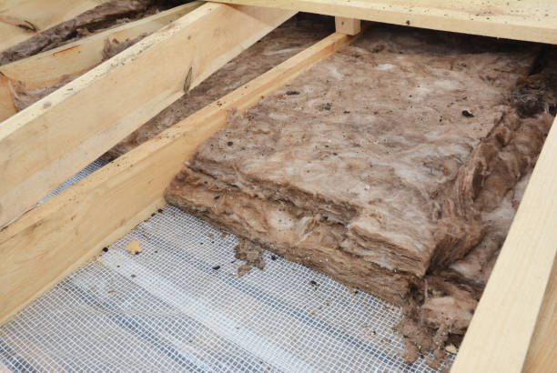 dachisolierung nah. installation von house roof thermal insuation mit mineralwolle. - mineral wool stock-fotos und bilder