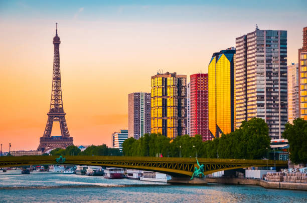 vista al tramonto della torre eiffel e del fiume senna a parigi, francia. - paris france panoramic seine river bridge foto e immagini stock
