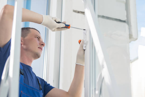 istock the master repairs the plastic window, warranty claim 1186756196