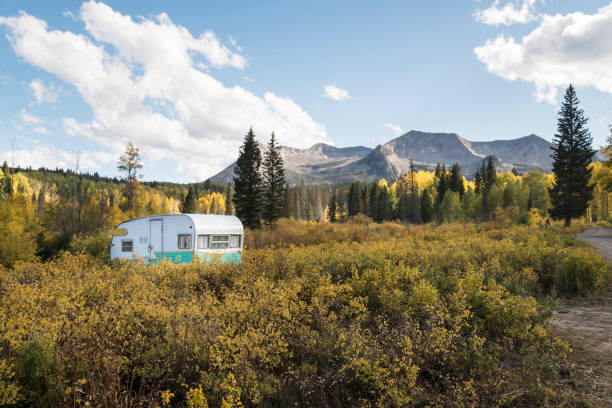 camping rv en colorado - usa action adventure aspen tree fotografías e imágenes de stock