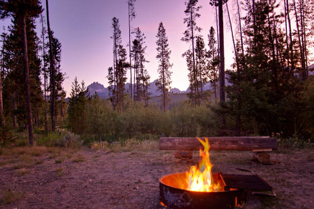 sonnenuntergang in den sawtooth mountains - sawtooth national recreation area stock-fotos und bilder