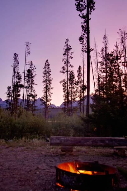 sonnenuntergang in den sawtooth mountains - sawtooth national recreation area stock-fotos und bilder