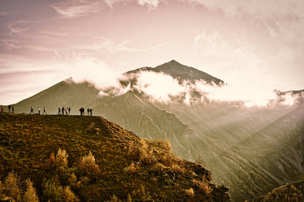 coucher du soleil dans le caucase - caucasus mountains photos et images de collection