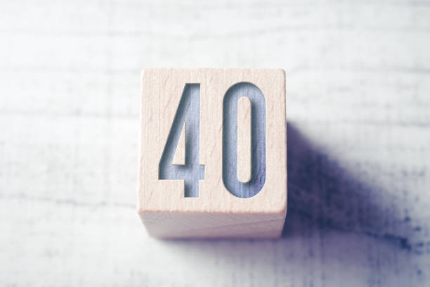 número 40 en un bloque de madera en una mesa - number 40 fotografías e imágenes de stock