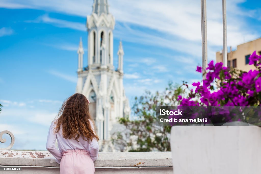 Hermosa Jovencita En El Puente Ortiz Mirando A La Famosa Iglesia Gótica De La Ermita Construida En 1602 En La Ciudad De Cali En Colombia Foto de stock y más banco de Hermosa Jovencita En El Puente Ortiz Mirando A La Famosa Iglesia Gótica De La Ermita Construida En 1602 En La Ciudad De Cali En Colombia Foto de stock y más banco de