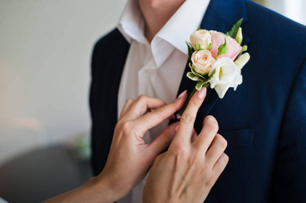 la sposa veste il matrimonio sposo boutonniere, piano ravvicinato. festa di matrimonio. - suit necktie lapel shirt foto e immagini stock
