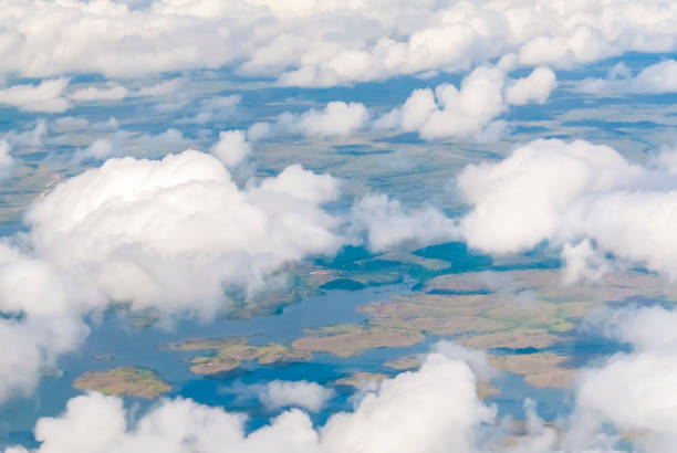 vista aérea de las aguas del río orinoco en ciudad bolívar, venezuela - river aerial view delta rainforest fotografías e imágenes de stock