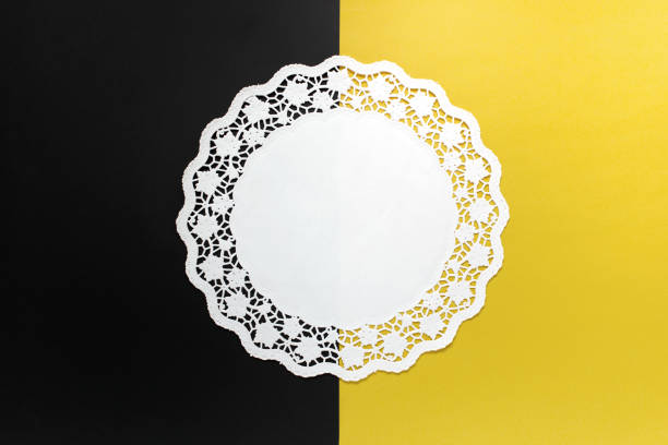 黒い黄色の背景に装飾紙ナプキン - doily paper lace table ストックフォトと画像