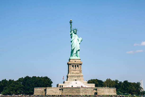 istock the statue of liberty under the blue sky 1186798537