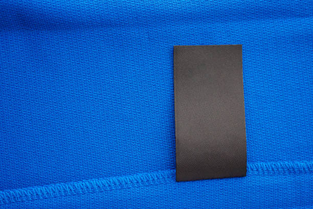 czarna etykieta na ubrania do prania na koszuli sportowej z poliestru z niebieskiej koszulki z poliestru - label clothing shirt blank zdjęcia i obrazy z banku zdjęć
