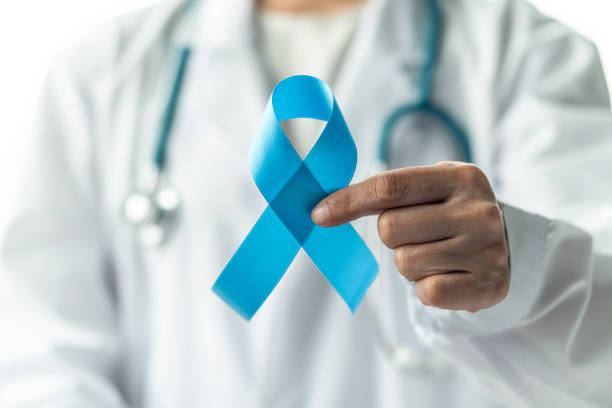 전립선 암 블루 인식 리본 11 월에 남자 건강에 대 한 밝은 파란색 활 색 으로 의사에 손 병원에서 임상 실험실 가운, 남성 환자 의료 개념 - awareness ribbon 뉴스 사진 이미지