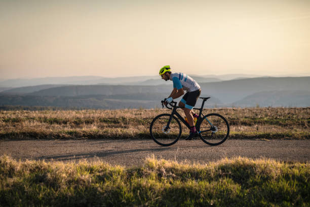 ciclismo al aire libre. - triatleta fotografías e imágenes de stock