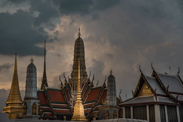 la hermosa de wat phra kaew o wat phra si rattana satsadaram al atardecer,este es un importante templo budista y un famoso destino turístico, se encuentra en el centro histórico de bangkok. - wat pho fotografías e imágenes de stock