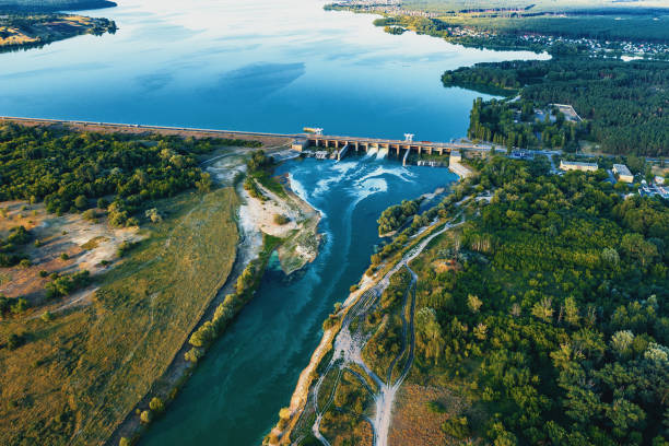 流水、水力発電所、ドローン写真を備えた貯水池のダムの空中写真 - hydroelectric power station 写真 ストックフォトと画像