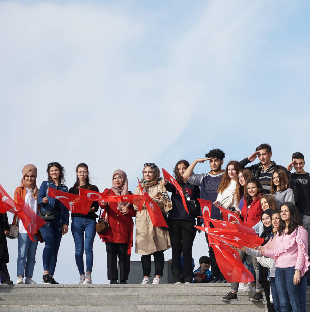 トルコ共和国の日を祝うトルコの学生グループ。兵士の敬礼をする少年たち。 - child military saluting flag ストックフォトと画像