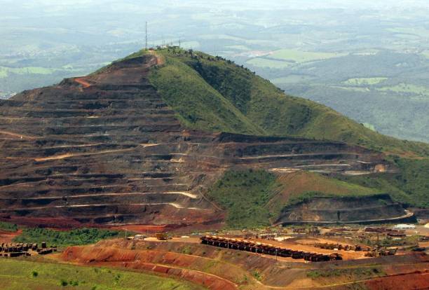 degrado della casa di pietra vista a congonhas - iron mining foto e immagini stock