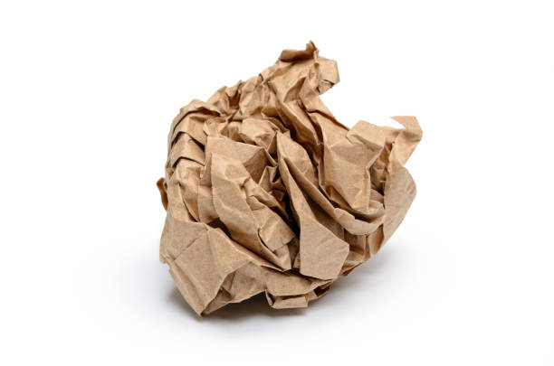 arkusz papieru zgnieciony na grudce na białym tle - paper crumpled wastepaper basket garbage zdjęcia i obrazy z banku zdjęć