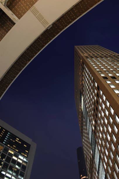 vista nocturna de shiodome, tokio, japón - shiodome urban scene blurred motion tokyo prefecture fotografías e imágenes de stock