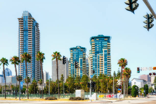 san diego, california. altos edificios residenciales modernos. - day san diego california harbor downtown district fotografías e imágenes de stock