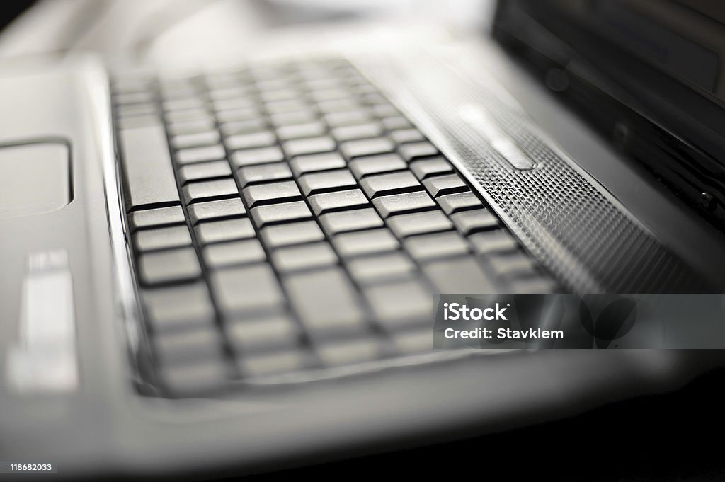 close-up de um laptop com DOF raso - Foto de stock de CPU royalty-free