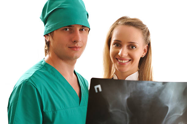médicos olhando para raios x - x ray image coccyx radiologist hip imagens e fotografias de stock