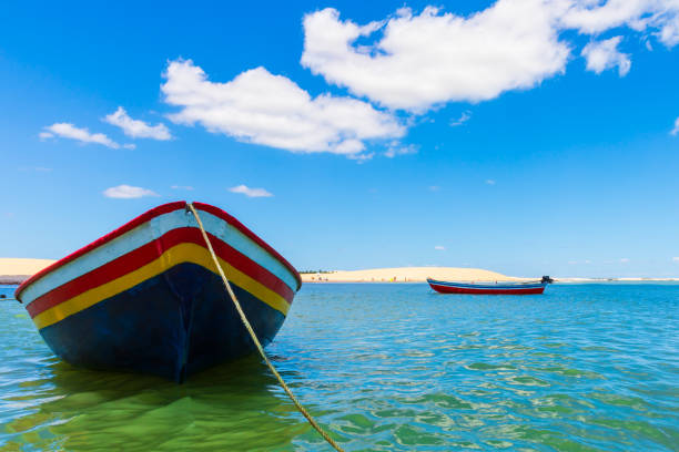 브라질 제리코아코아라의 해변에 정박한 다채로운 작은 보트 - recreational boat small nautical vessel sea 뉴스 사진 이미지