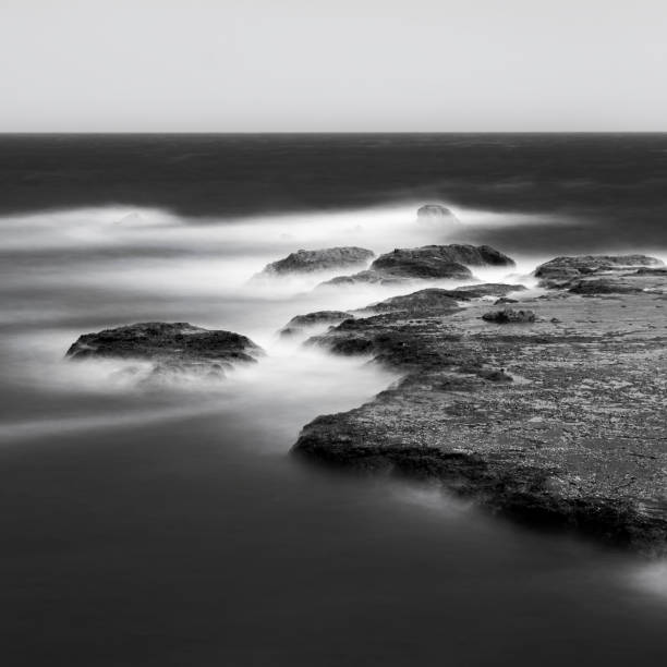 longa exposição de rochas e mar em enoshima, província de kanagawa, japão - black and white landscape square long exposure - fotografias e filmes do acervo