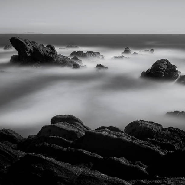 longa exposição de rochas e de ondas de mar em jogashima, península de miura, japão - black and white landscape square long exposure - fotografias e filmes do acervo