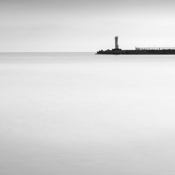 exposição longa preta e branca do cais no mar em atami, prefeitura de shizuoka, japão - black and white landscape square long exposure - fotografias e filmes do acervo