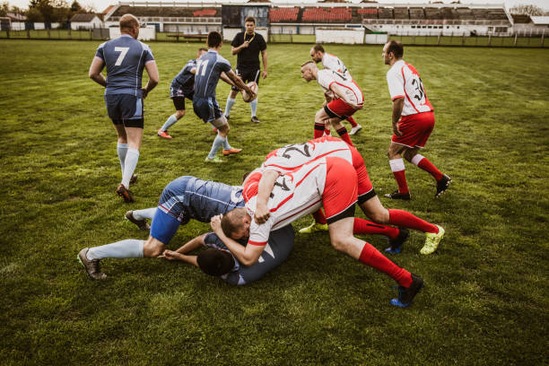 intensives rugby-spiel im stadion! - rugby scrum sport effort stock-fotos und bilder