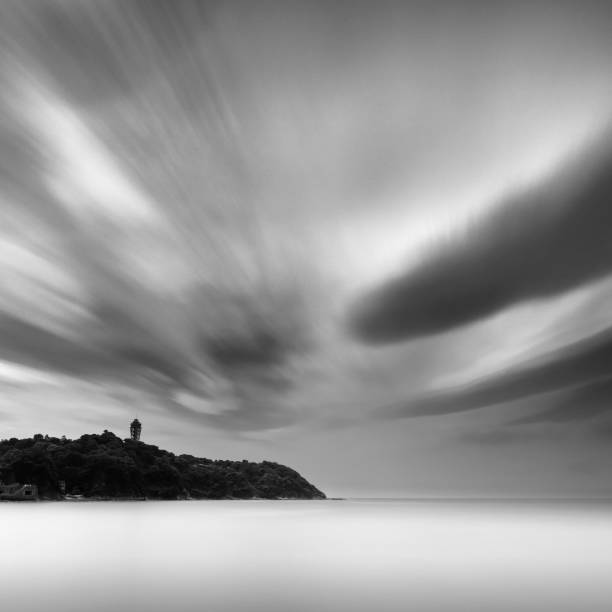 черно-белая длинная экспозиция моря в пасмурный день, enoshima, япония - black and white landscape square long exposure стоковые фото и изображения