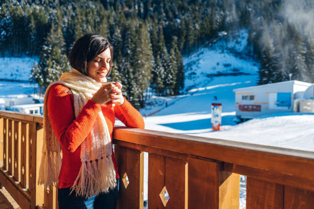 chá quente na estância de esqui - ski resort snow hotel mountain - fotografias e filmes do acervo