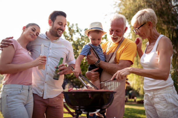 felice grande famiglia fare barbecue nel loro giardino - giardino di birra foto e immagini stock