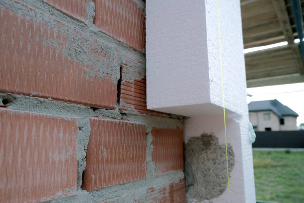 Close-up detail of brick house wall with rigid styrofoam insulation sheet. Modern technology of construction, renovation and energy saving. Alternative for mineral wool, warm comfortable house concept. detalle de primer plano de la pared de la casa de ladrillo con lámina rígida de aislamiento de espuma de poliestireno. tecnología moderna de construcción, renovación y ahorro energético. alternativa para lana mineral, cálido y cómodo concepto de ca