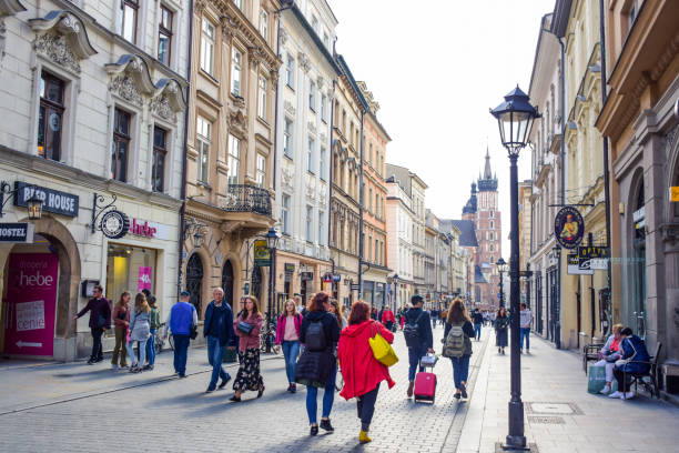 クラクフのフロリアンスカ通りで観光客, ポーランド - florianska street ストックフォトと画像