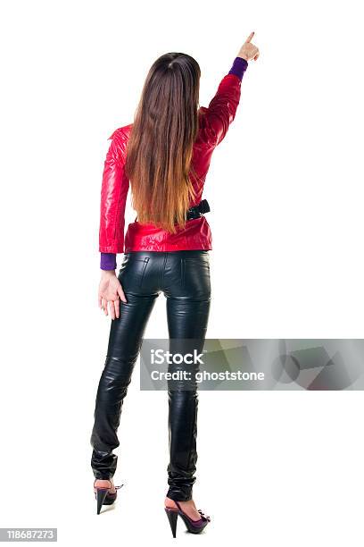 Młoda Kobieta Wskazuje Na Ścianie Widok Z Tyłu - zdjęcia stockowe i więcej obrazów Biały - Biały, Brązowe włosy, Czerwony