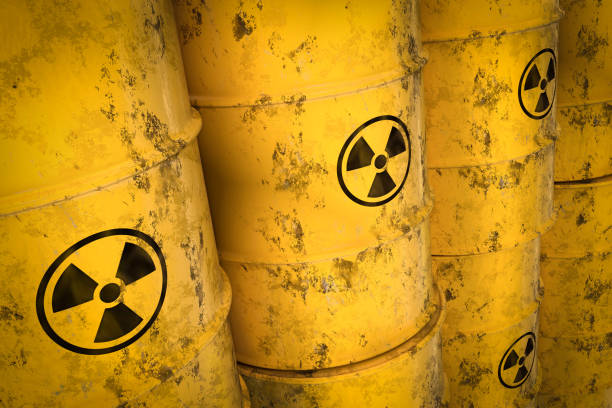 barriles de residuos radiactivos amarillos - concepto de vertido de residuos nucleares - armas de destrucción masiva fotografías e imágenes de stock