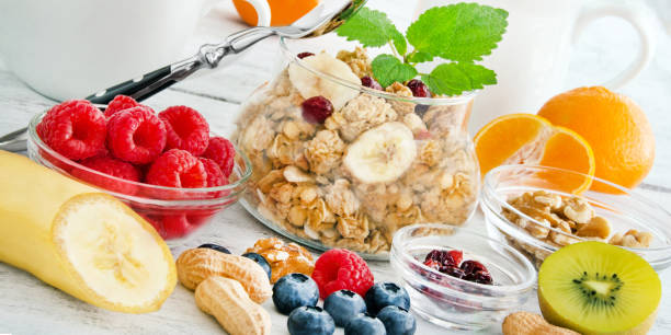 śniadanie chrupiące płatki musli i świeże owoce - fruit salad fruit healthy eating making zdjęcia i obrazy z banku zdjęć