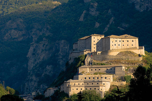 valle d'aosta bard il festung - valle daosta stock-fotos und bilder