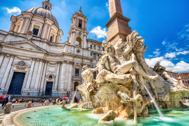 главный фонтан на площади навона в солнечный день, рим - piazza navona стоковые фото и изображения