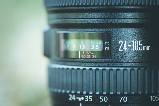 lente fotográfica óptica profesional al aire libre. colores cálidos, fondo borroso. - single lense reflex fotografías e imágenes de stock