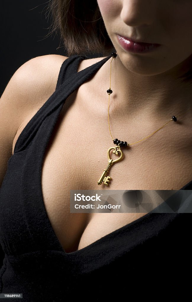 若い女性の前でポーズを取るネックレスと胸の谷間 - 1人のロイヤリティフリーストックフォト
