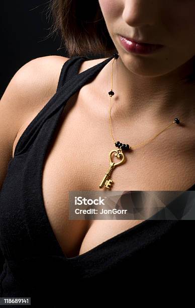 젊은 여성 끼칠 수 있는 목걸이 및 분해 Cleavage 20-29세에 대한 스톡 사진 및 기타 이미지 - 20-29세, 가슴 골, 검은색