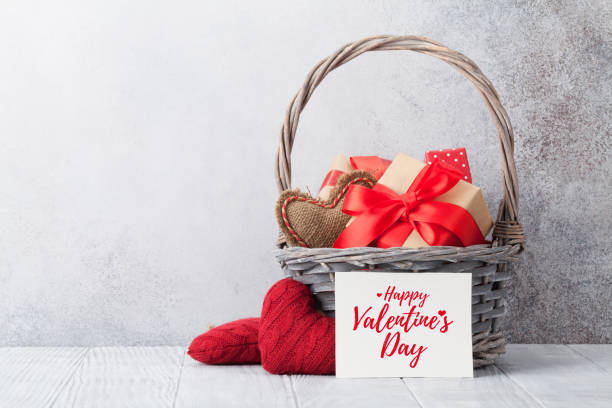 carte de vœux de jour de valentine - heart shape stone red ecard photos et images de collection